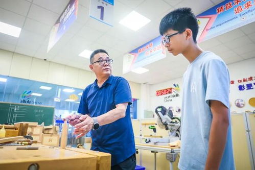 從工廠師傅到國賽教練 松江區(qū)這位教師獲評“申教名匠”稱號